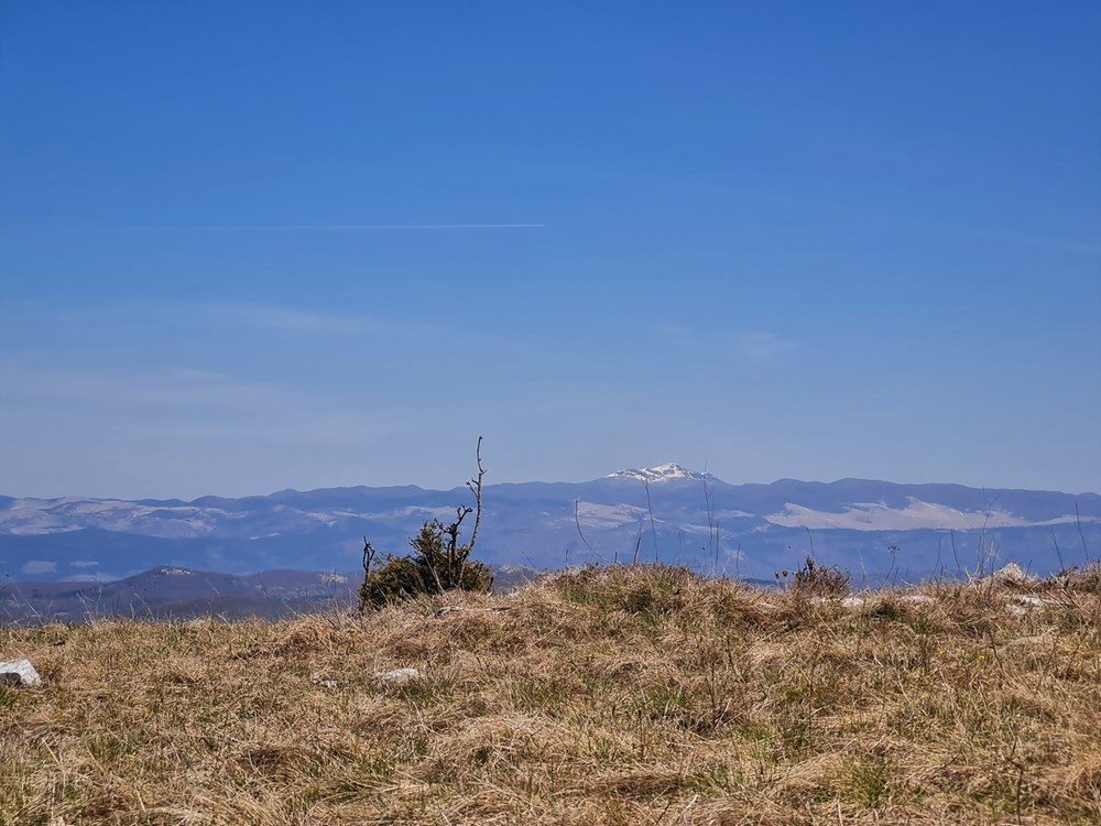 Pogled na Slovenski Snežnik pred vrhom Gomile (Snimio Enes Seferagić Enki)